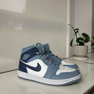 Womens Air Jordan 1 Mid in BLUE 7.5